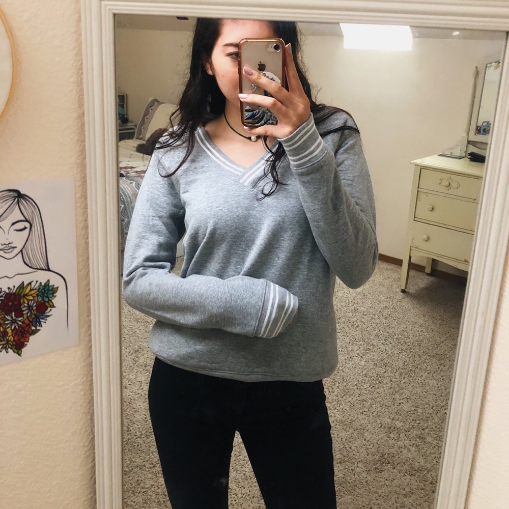 grey sweatshirt